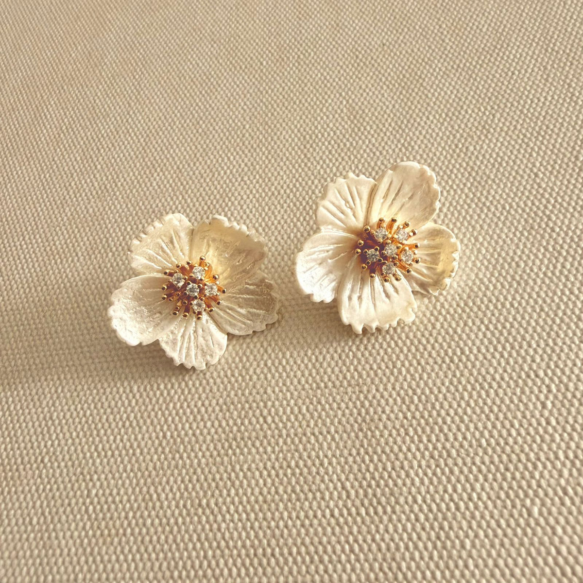 Aretes Flor Blanca